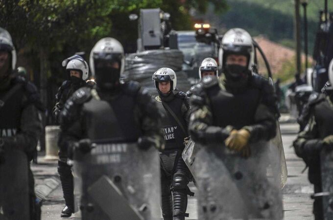 Soldados de la OTAN y la policía militar internacional cerca de Zvecan, en el norte de Kosovo