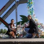 La actriz Shailene Woodley junto al artista y activista Benjamin Von Wong en París