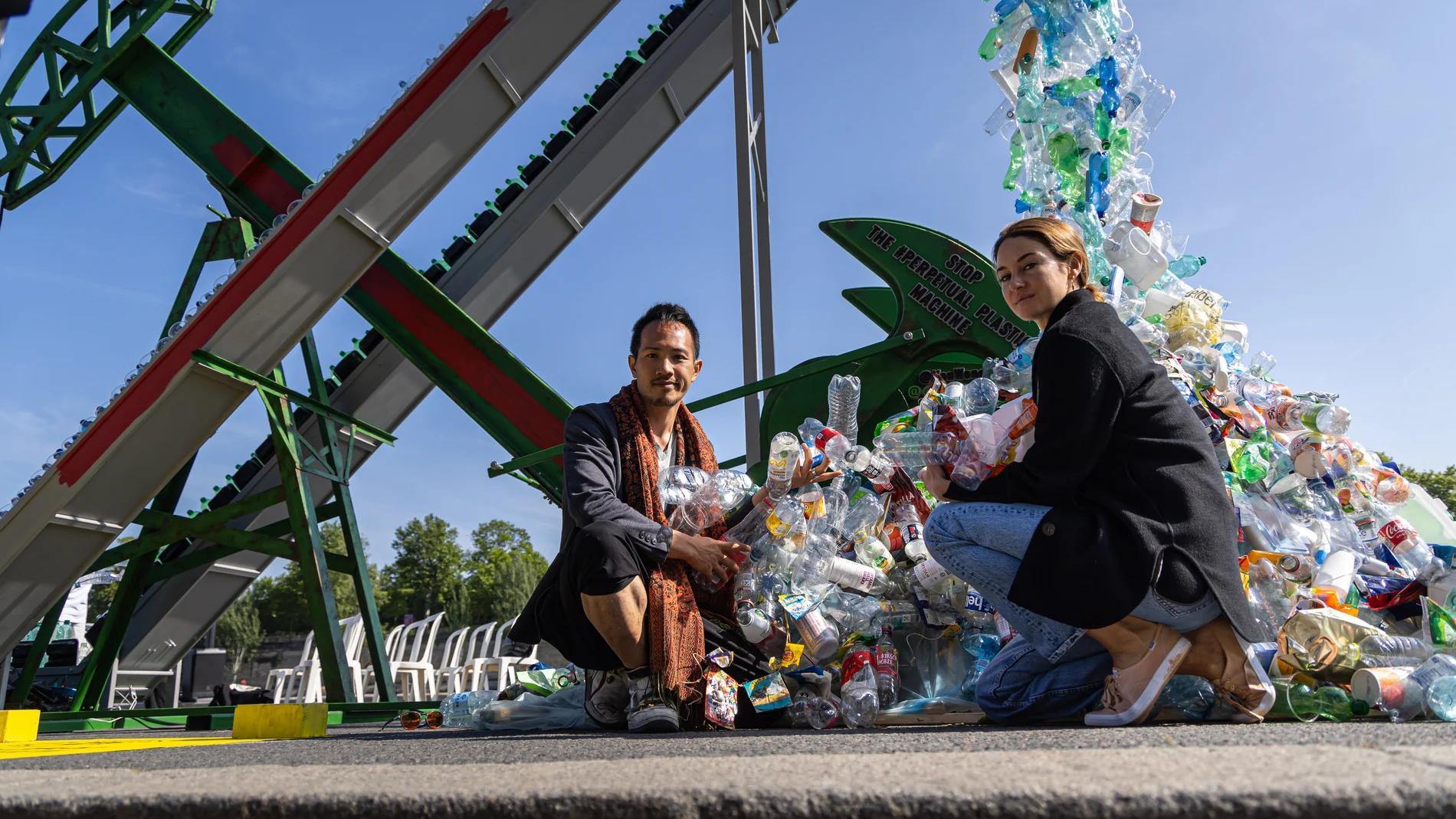 La actriz Shailene Woodley junto al artista y activista Benjamin Von Wong en París