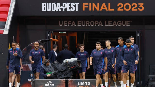 Los jugadores del Sevilla salen para hacer el último entrenamiento antes de la final