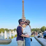 Amelia Bono y Manuel Martos se comen a besos en París