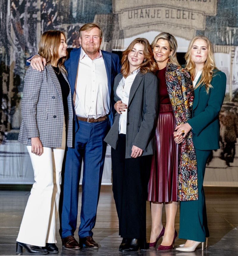 Los Reyes Guillermo Alejandro y Máxima de Holanda junto a sus hijas, las princesas Amalia, Alexia y Ariane 