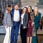Los Reyes Guillermo Alejandro y Máxima de Holanda junto a sus hijas, las princesas Amalia, Alexia y Ariane 