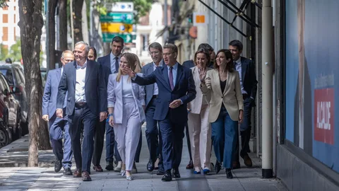 El líder del PP, Alberto Núñez Feijóo, junto a los barones llegando a Génova