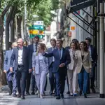 El líder del PP, Alberto Núñez Feijóo, ayer junto a los barones llegando a Génova