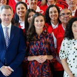 La Reina Letizia con vestido camisero.