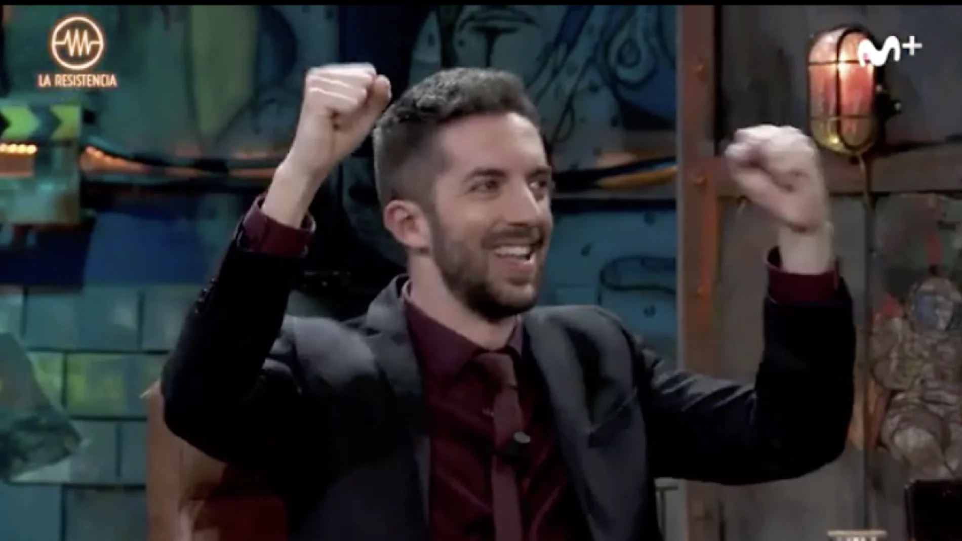 David Broncano con gesto celebratorio durante la emisión de 'La Resistencia'