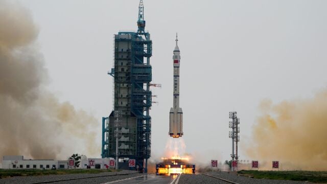 Un cohete Long March con tripulación en una nave espacial Shenzhou-16 despega Jiuquan, China