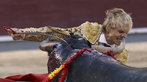 El novillero Lalo de María entra a matar al segundo de los de su lote, durante la corrida de la Feria de San Isidro celebrada este martes en la plaza de toros de Las Ventas, en Madrid.