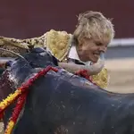  El novillero Lalo de María entra a matar al segundo de los de su lote, durante la corrida de la Feria de San Isidro celebrada este martes en la plaza de toros de Las Ventas, en Madrid.
