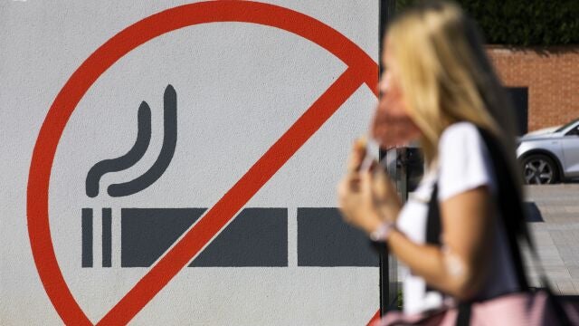 Señal de prohibido fumar frente a la entrada de un Hospital en Madrid.