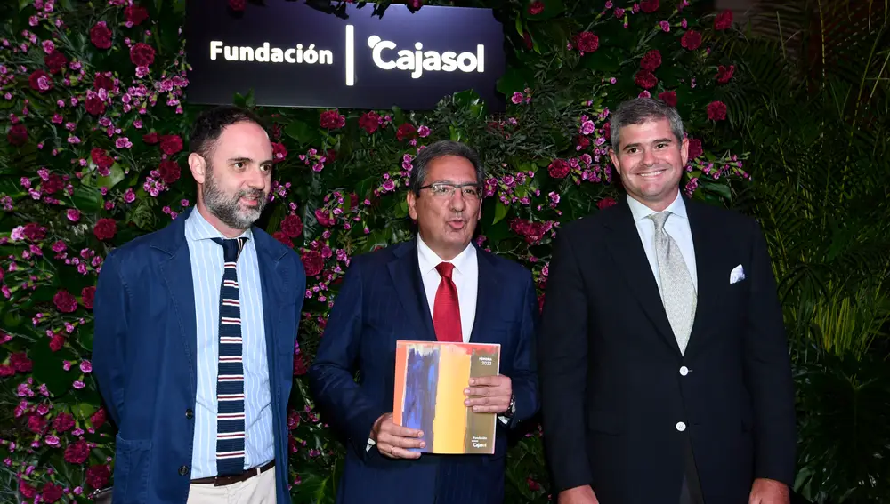 El delegado de LA RAZÓN, José Lugo, junto al presidente de la Fundación Cajasol, Antonio Pulido, en la presentación de la memoria de actividades de 2022