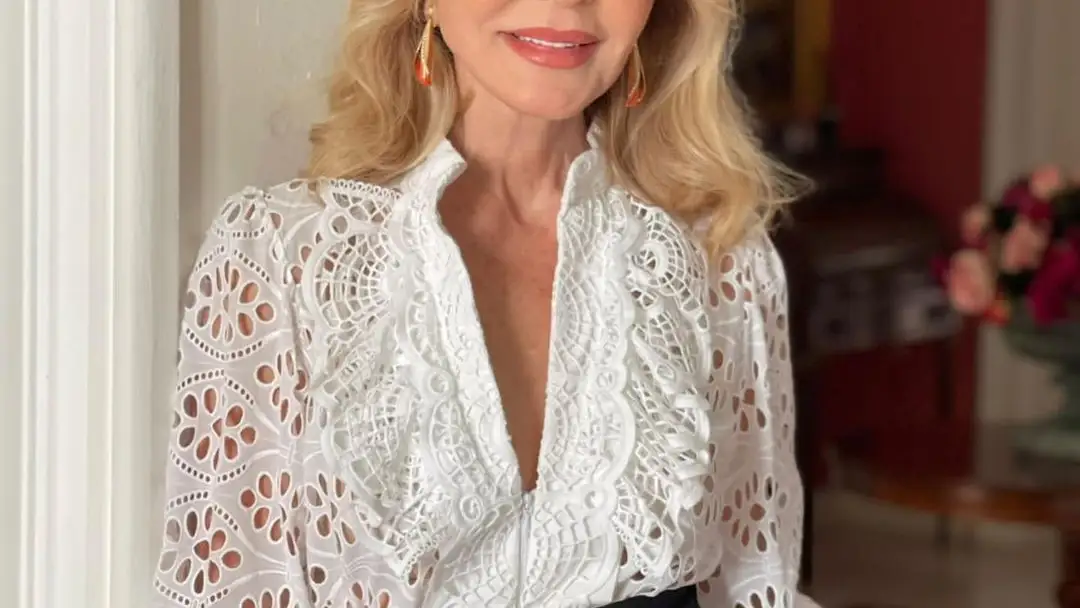 Carmen Lomana con blusa bordada.