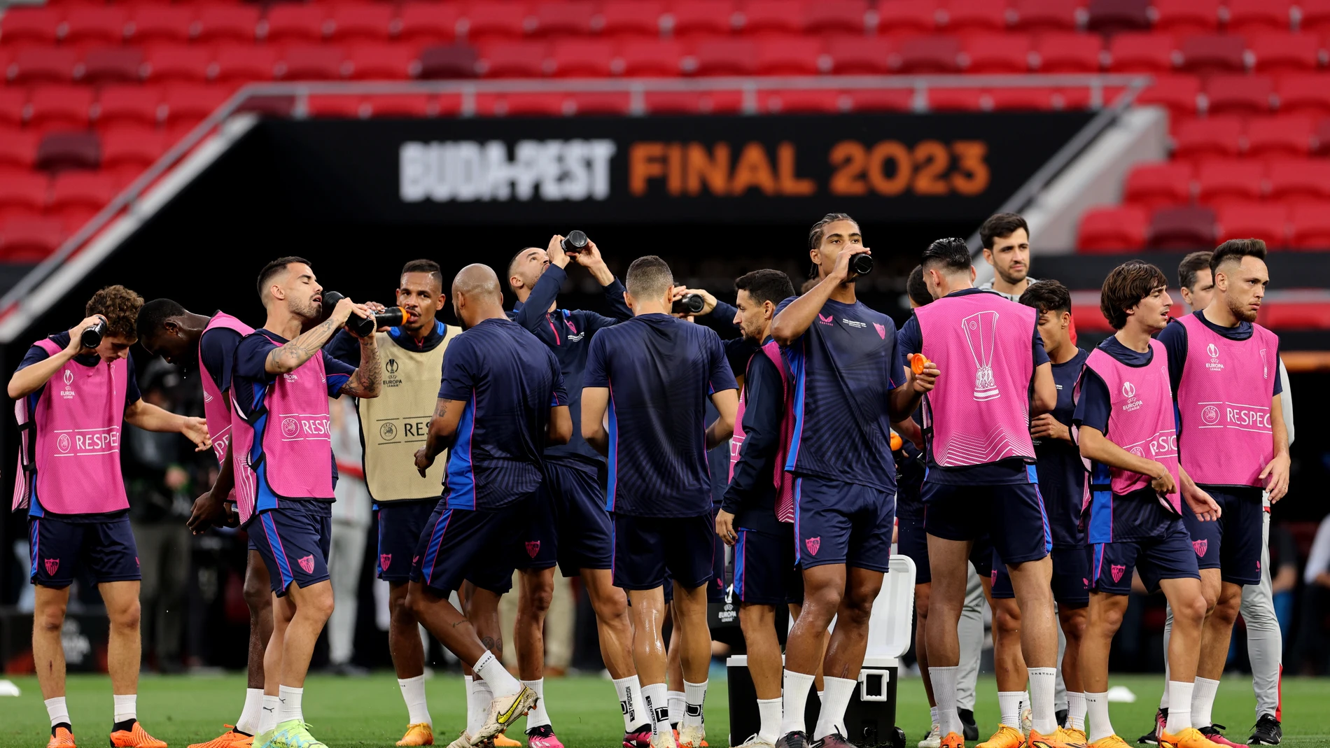 Budapest (Hungary), 30/05/2023.- Players of Sevilla refresh during a training session in Budapest, Hungary, 30 May 2023. AS Roma will face Sevilla FC in the UEFA Europa League final in Budapest on 31 May 2023. (Hungría) EFE/EPA/ANNA SZILAGYI 