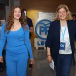 La candidata del PP Margarita Torre junto a la presidenta provincial Ester Muñoz