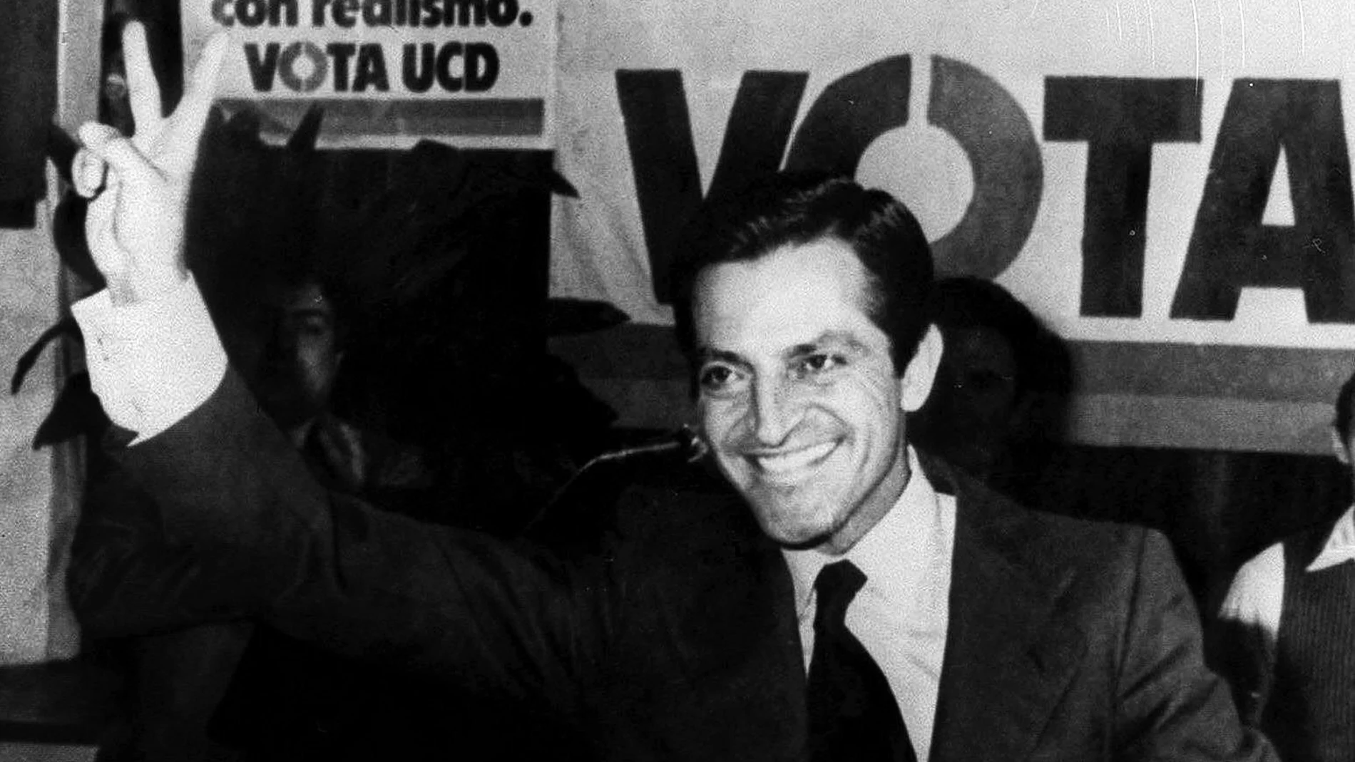 Fotografía de archivo (Palma de Mallorca, 23/02/1979) del entonces presidente del Gobierno y de la UCD, Adolfo Suárez, que saluda a los asistentes a una cena organizada por su partido en Palma.