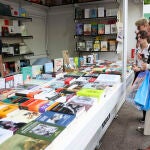La reina Letizia visita por sorpresa la Feria del Libro de Madrid