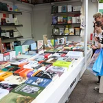 La reina Letizia visita por sorpresa la Feria del Libro de Madrid