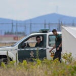 Dos agentes de la Guardia Civil durante una operación en Manzanares (Ciudad Real) el pasado 31 de mayo
