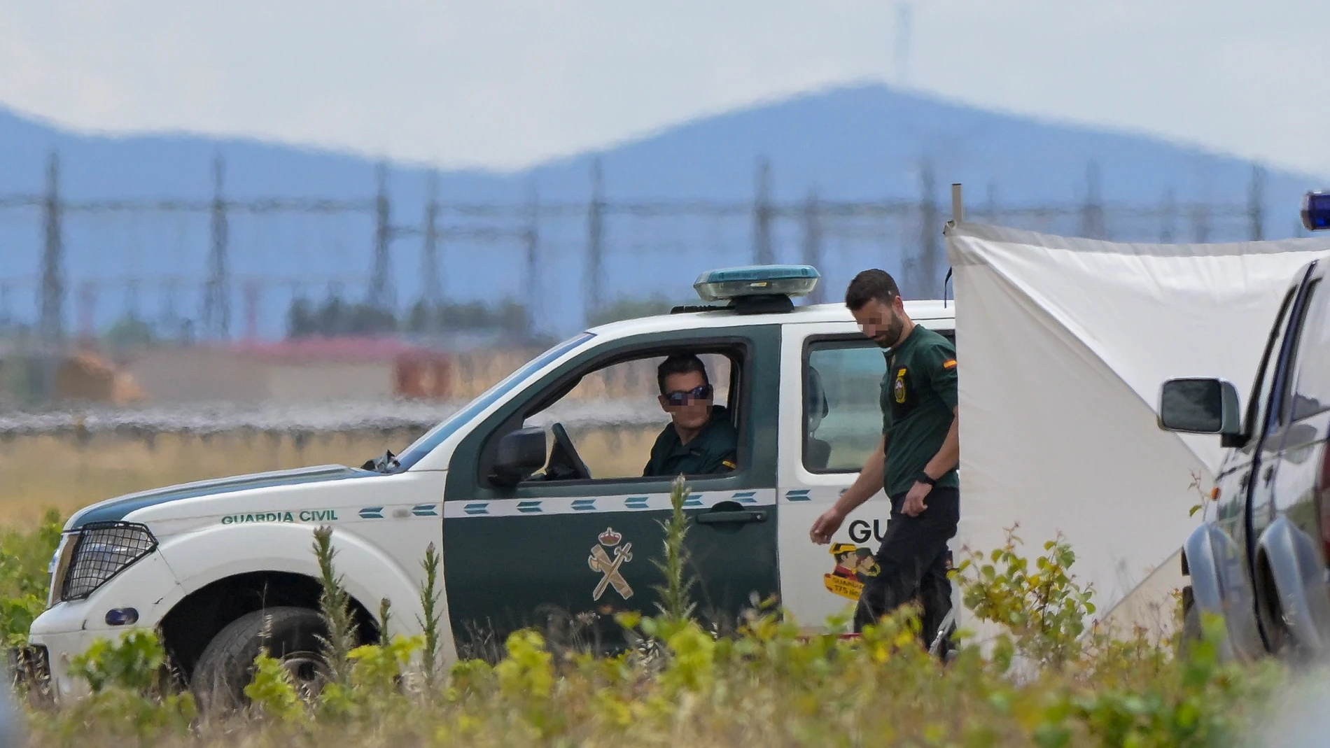 MANZANARES (CIUDAD REAL), 31/05/2023.- La Guardia Civil inspecciona este miércoles un pozo ubicado en la localidad de Manzanares (Ciudad Real) en busca del cuerpo del empresario Jesús María González Borrajo. EFE/Jesús Monroy