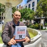 El escritor Dani Pinilla posa con su último libro