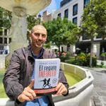 El escritor Dani Pinilla posa con su último libro
