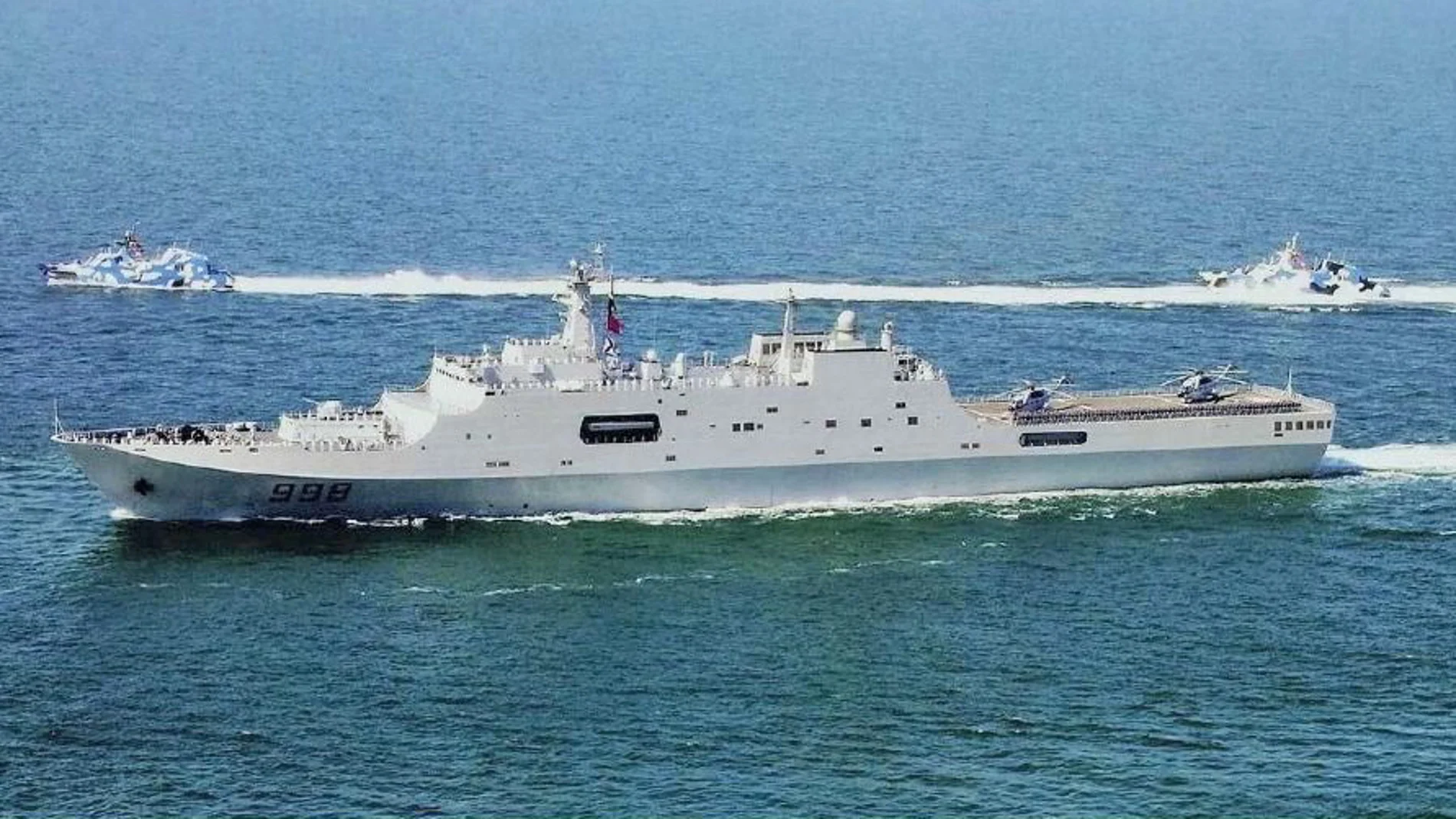 Un barco de desembarco anfibio Tipo 071 de la Armada china