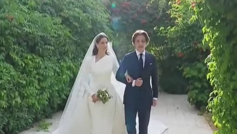 La novia Rajwa entra del brazo de Hashem, hermano de Hussein