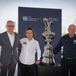 Marc Puig, presidente ejecutivo de Puig; Mónica Azón, entrenadora de Sail Team BCN y Gran Dalton, CEO de la entidad organizadora de la Copa América, posan junto al trofeo