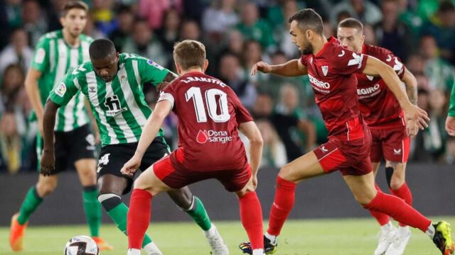 Partido de Liga entre el Sevilla y el Betis