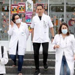 El subdirector médico del Hospital Universitario Donostia, Xabier Zubeldia, a las puertas del hospital antes de atender el jueves a la 1 de la tarde a los medios para informar sobre la paciente de 54 años que ingresó con síntomas compatibles con el ébola