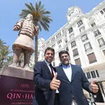 Carlos Mazón y Luis Barcala con la figura del guerrero, en Alicante.
