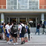 Estudiantes esperan antes de los exámenes de la EvAU en la Comunidad de Madrid