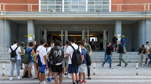 Estudiantes esperan antes de los exámenes de la EvAU en la Comunidad de Madrid