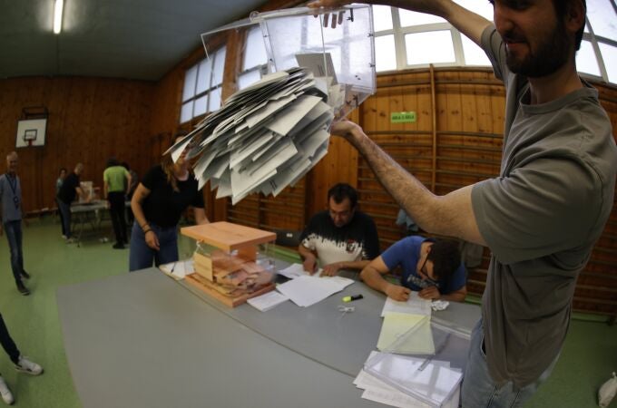 -FOTODELDÍA- BILBAO, 28/05/2023.-Los miembros de una mesa electoral proceden a la apertura de las urnas para el recuento de votos, tras el cierre de los colegios electorales este domingo en Bilbao