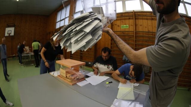 -FOTODELDÍA- BILBAO, 28/05/2023.-Los miembros de una mesa electoral proceden a la apertura de las urnas para el recuento de votos, tras el cierre de los colegios electorales este domingo en Bilbao