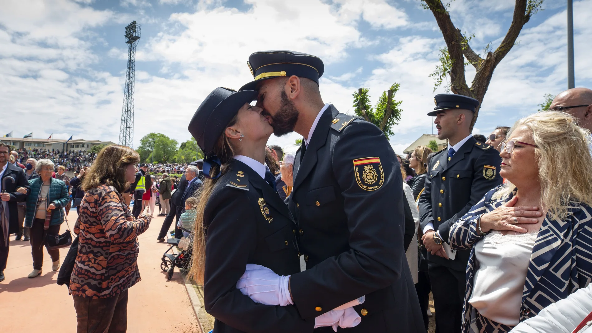 Una pareja de agentes se besan tras jurar el cargo como nuevos policías