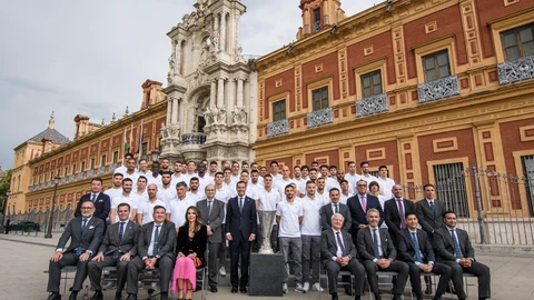 Juanma Moreno recibe al Sevilla FC en el Palacio de San Telmo