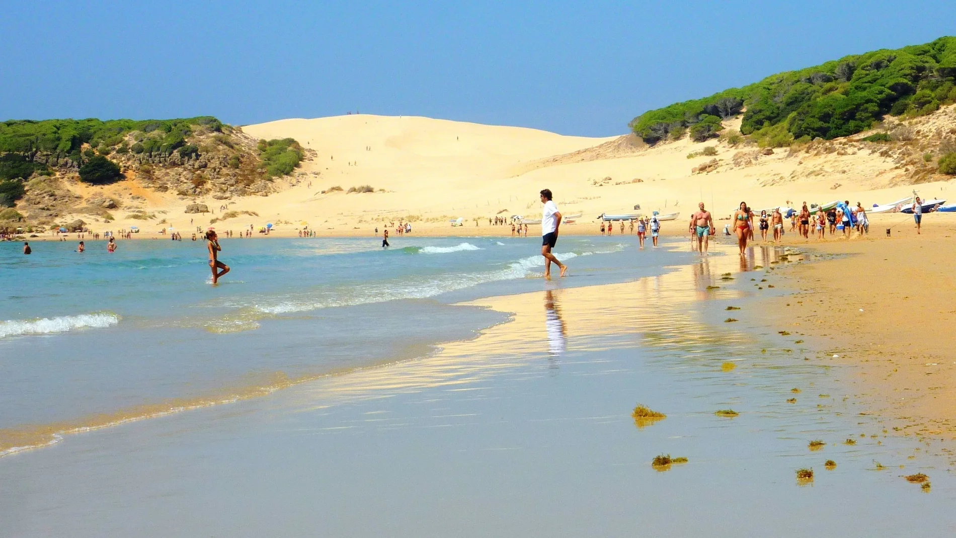 Bañistas en una playa del litoral gaditano