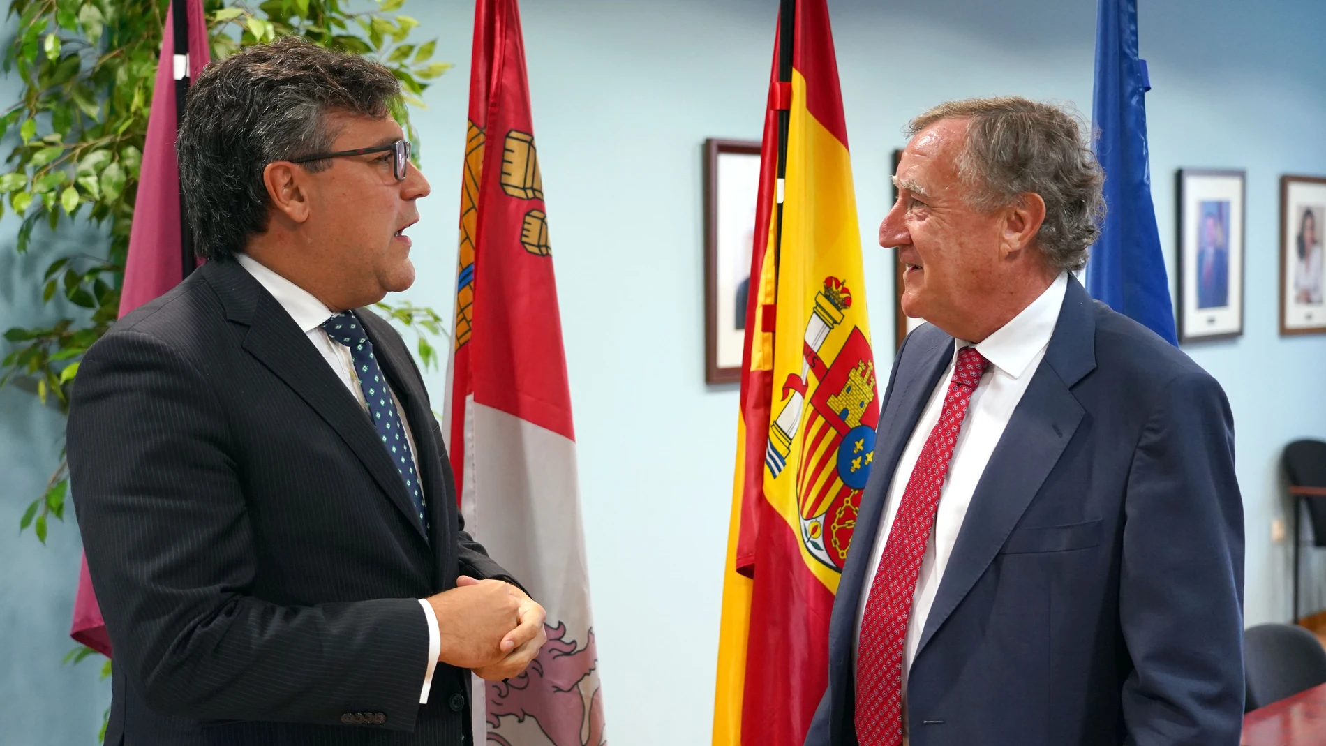 El presidente de la Confederación Nacional de la Construcción (CNC), Pedro Fernández Alén, y el de la Cámara de Contratistas de Castilla y León, Enrique Pascual, presentan la nueva oficina