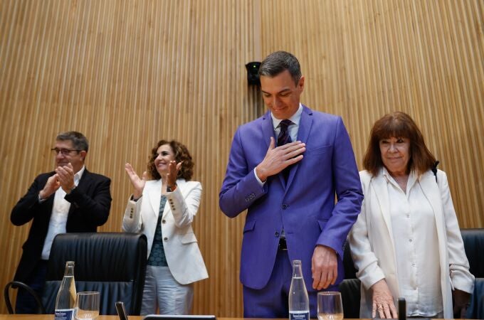 MADRID, 31/05/2023.- El presidente del Gobierno, Pedro Sánchez, agradece los aplausos de los senadores y diputados del PSOE, junto a la senadora Cristina Narbona (d), el portavoz en el Congreso Patxi López (i), y la ministra de Hacienda, María Jesús Montero, a su llegada este miércoles al Congreso de los Diputados para asistir a la reunión que ha convocado para abordar el reto de remontar en las elecciones generales los malos datos del PSOE en las autonómicas y municipales. 
