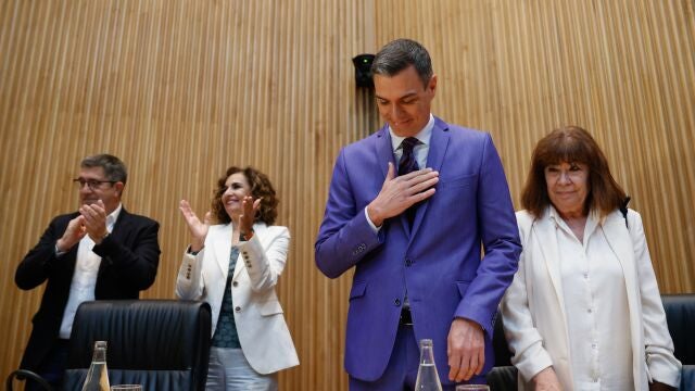 MADRID, 31/05/2023.- El presidente del Gobierno, Pedro Sánchez, agradece los aplausos de los senadores y diputados del PSOE, junto a la senadora Cristina Narbona (d), el portavoz en el Congreso Patxi López (i), y la ministra de Hacienda, María Jesús Montero, a su llegada este miércoles al Congreso de los Diputados para asistir a la reunión que ha convocado para abordar el reto de remontar en las elecciones generales los malos datos del PSOE en las autonómicas y municipales. 
