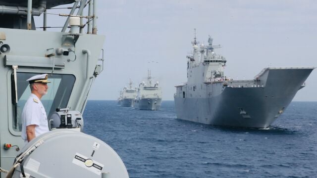 El Rey, a bordo del "Furor" durante la revista naval en aguas de Motril