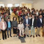 Foto de familia de Conrado Íscar con los participantes en el encuentro de personas con discapacidad de la provincia de Valladolid