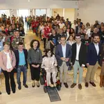 Foto de familia de Conrado Íscar con los participantes en el encuentro de personas con discapacidad de la provincia de Valladolid
