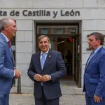 El consejero de la Presidencia, Luis Miguel González Gado, conversa con Jesús Mazarías, en presencia del nuevo delegado de la Junta en Segovia, José Luis Sanz Merino