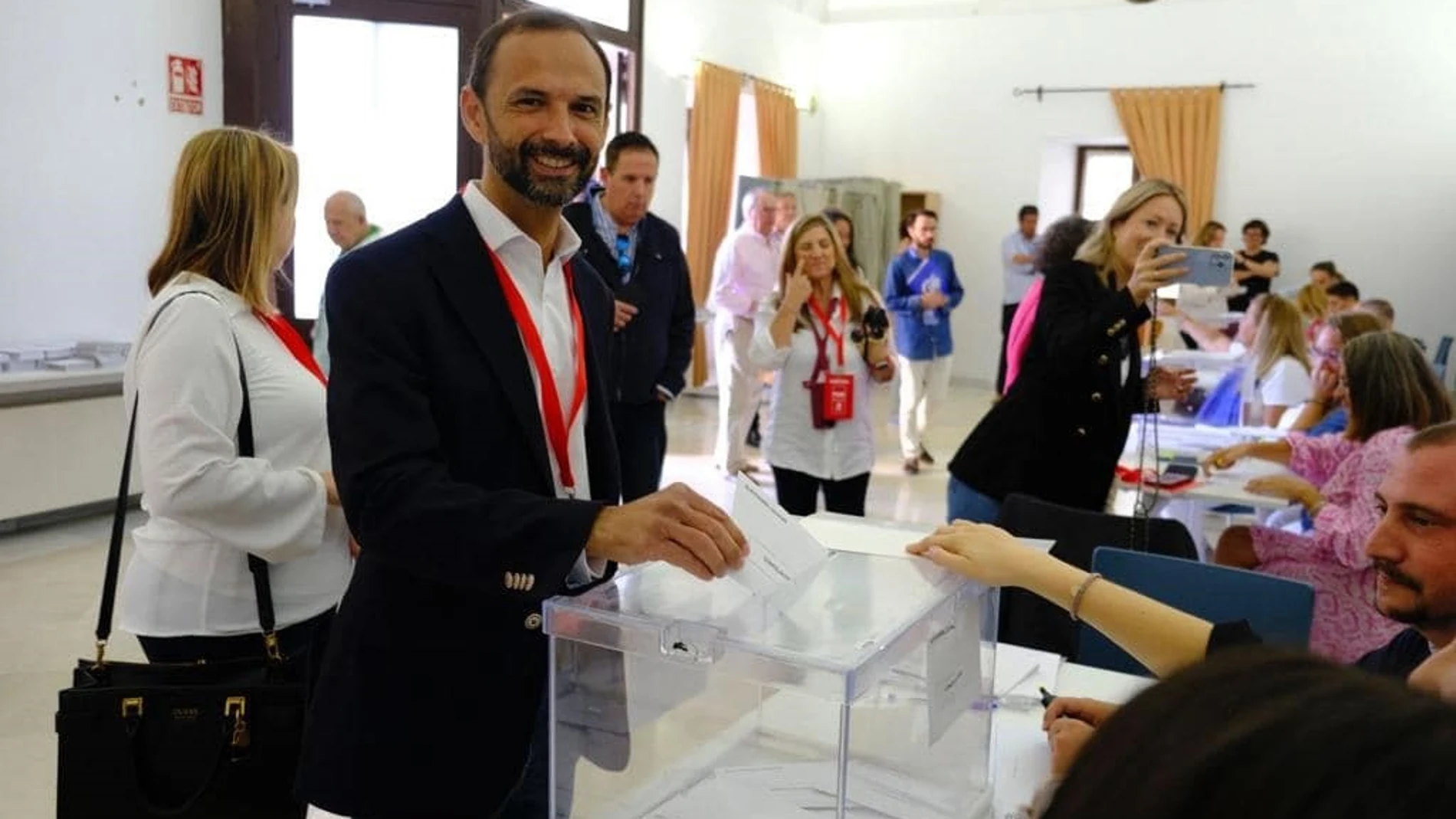 El candidato del PSOE y alcalde en funciones de Sanlúcar de Barrameda, Víctor Mora, ejerciendo su derecho al voto el pasado 28 de mayo PSOE DE SANLÚCAR 02/06/2023