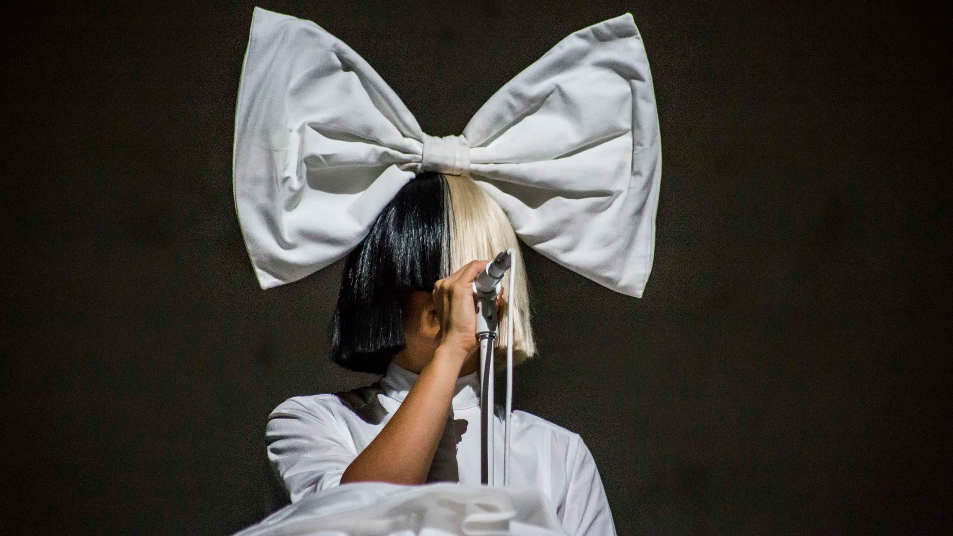 Sia en su gira "Nostalgic for the Present Tour" en 2016