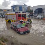 Rescatado por los bomberos al quedar atrapado en su coche por el agua en Yecla