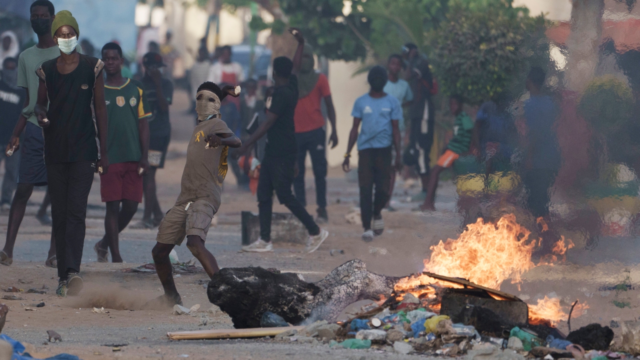 Riots continue in Senegal with 19 dead after clashes with police